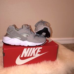 Size 7 beige Nike huaraches.